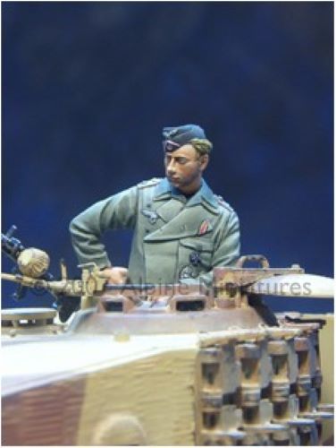 ALPINE MINIATURES 1:35 SET 35015 WWII GERMAN TANKER IN SUMMER (1 FIGURE)