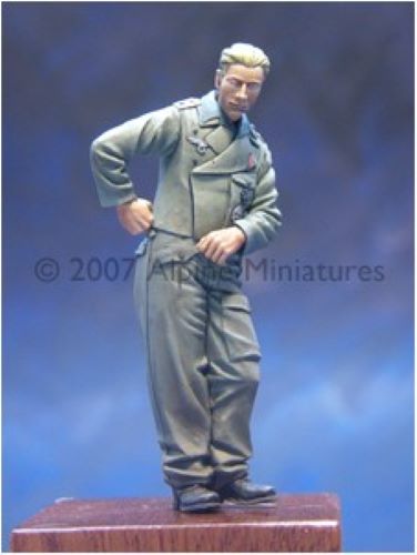ALPINE MINIATURES 1:35 SET 35015 WWII GERMAN TANKER IN SUMMER (1 FIGURE)