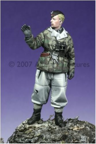 ALPINE MINIATURES 1:35 SET 35037 WWII GERMAN WINTER PANZER CREW (1 FIGURE)