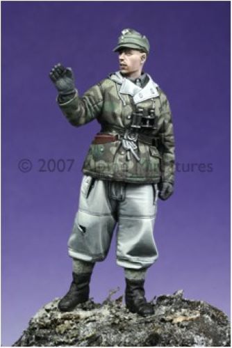 ALPINE MINIATURES 1:35 SET 35037 WWII GERMAN WINTER PANZER CREW (1 FIGURE)
