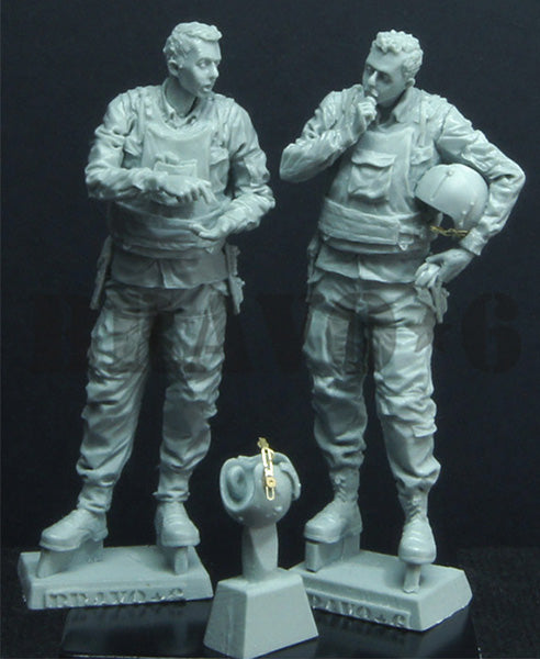 BRAVO *6 35098 VIETNAM WAR U.S. HELO CREW (2) BRIEFING 1:35