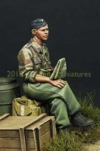 ALPINE MINIATURES 1:35 SET 35099 WWII GERMAN SS PANZER OFFICER IN SUMMER