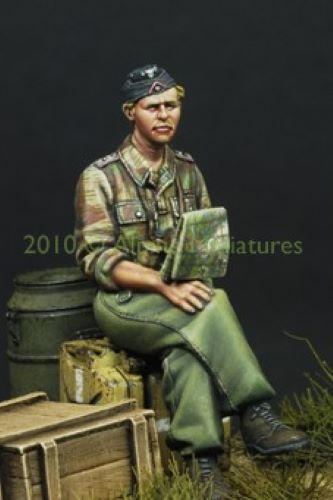 ALPINE MINIATURES 1:35 SET 35099 WWII GERMAN SS PANZER OFFICER IN SUMMER