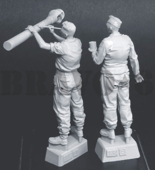 BRAVO*6 35132 WORLD WAR II GERMAN SOLDIERS EINER MEHR (2 FIGURES)