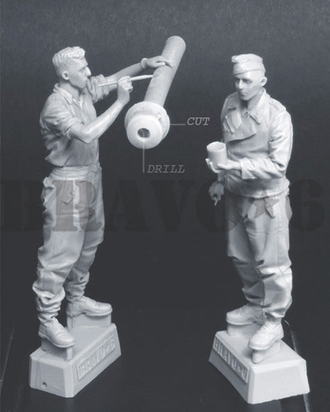 BRAVO*6 35132 WORLD WAR II GERMAN SOLDIERS EINER MEHR (2 FIGURES)