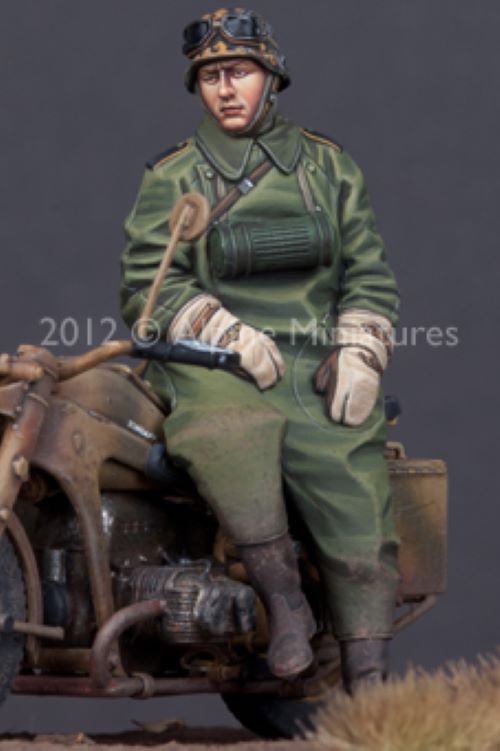 ALPINE MINIATURES 1:35 SET 35142 WWII GERMAN MOTORCYCLE DRIVER (1 FIGURE)