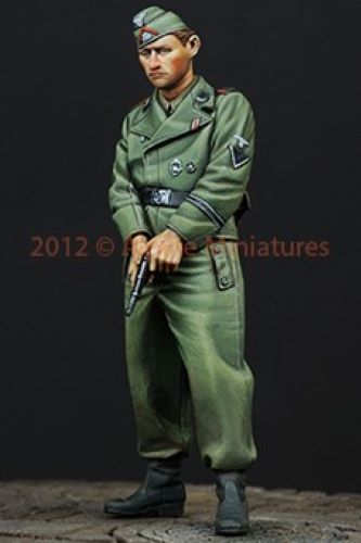 ALPINE MINIATURES 1:35 SET 35146 WWII GERMAN WSS AFV CREW W/ PISTIOL (1 FIGURE)