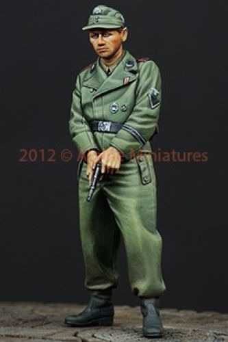 ALPINE MINIATURES 1:35 SET 35146 WWII GERMAN WSS AFV CREW W/ PISTIOL (1 FIGURE)