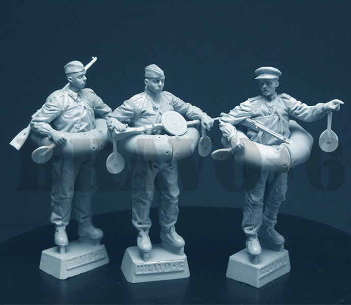 BRAVO *6 35150 WORLD WAR II SOVIET RED ARMY SOLDIERS IN MPK SWIMMING (3 FIGURES)
