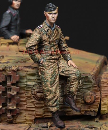 ALPINE MINIATURES 1:35 SET 35224 WWII GERMAN WSS TIGER CREW 1944-45 (1 FIGURE)