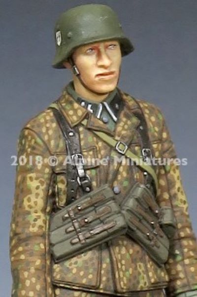 ALPINE MINIATURES 1:35 SET 35245 WWII GERMAN WSS GRENADIER MP40 (1 FIGURE)