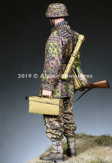 ALPINE MINIATURES 1:35 SET 35267 WWII GERMAN AMMO CARRIER 12 SS "HJ" (1 FIGURE)