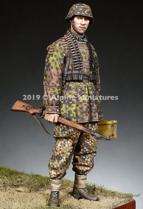 ALPINE MINIATURES 1:35 SET 35267 WWII GERMAN AMMO CARRIER 12 SS "HJ" (1 FIGURE)