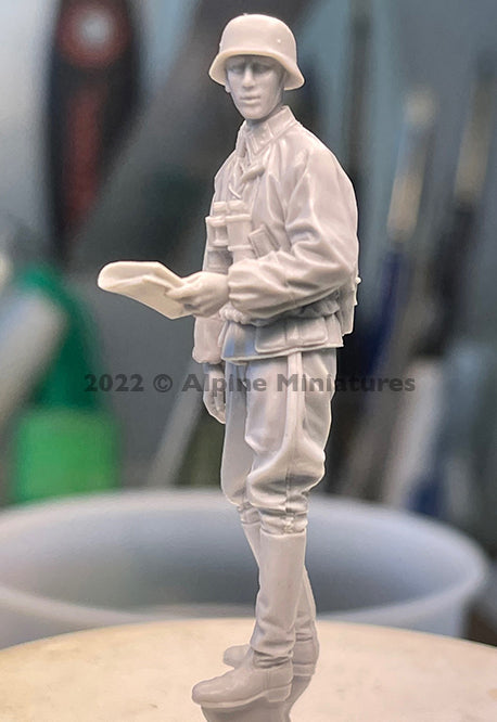 ALPINE MINIATURES 1:35 SET 35299 WWII GERMAN WSS GRENADIER OFFICER (1 FIGURE)