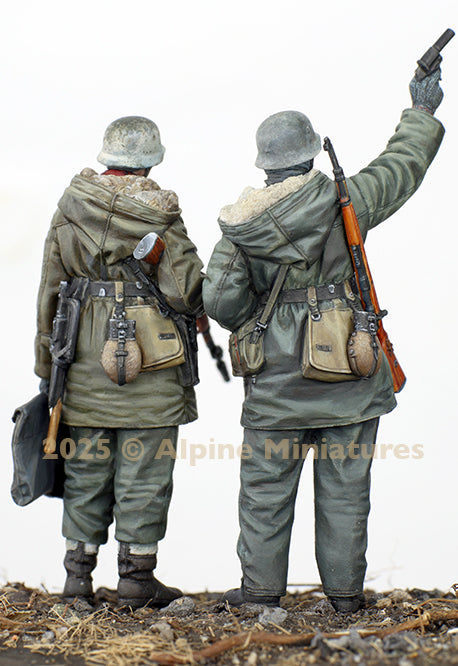 ALPINE MINIATURES 1:35 SET 35326 WWII WSS GRENADIERS KHARKOV SET (2 FIGURES)