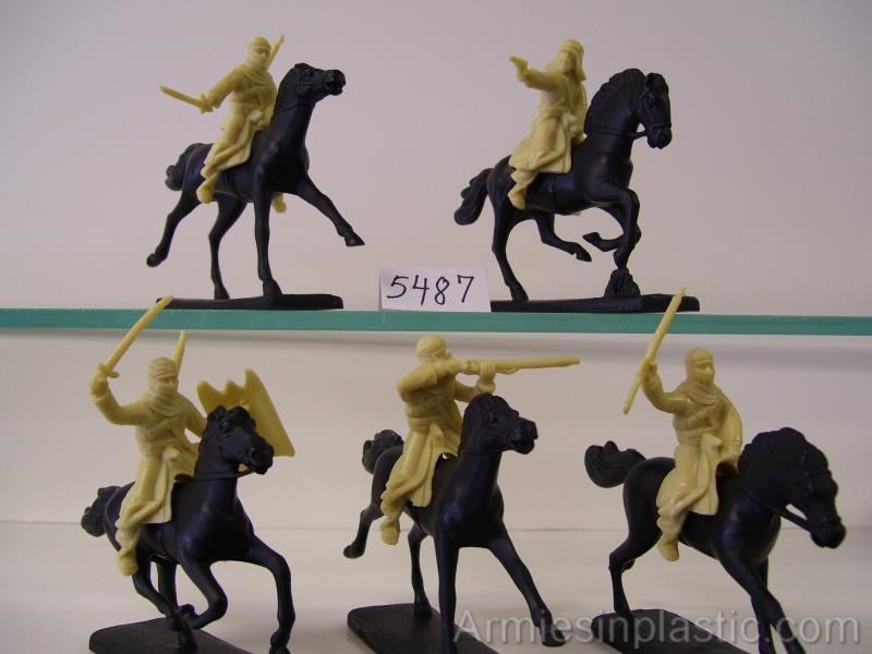 ARMIES IN PLASTIC 5487 NORTH AFRICA MOUNTED ARAB WARRIORS-1900