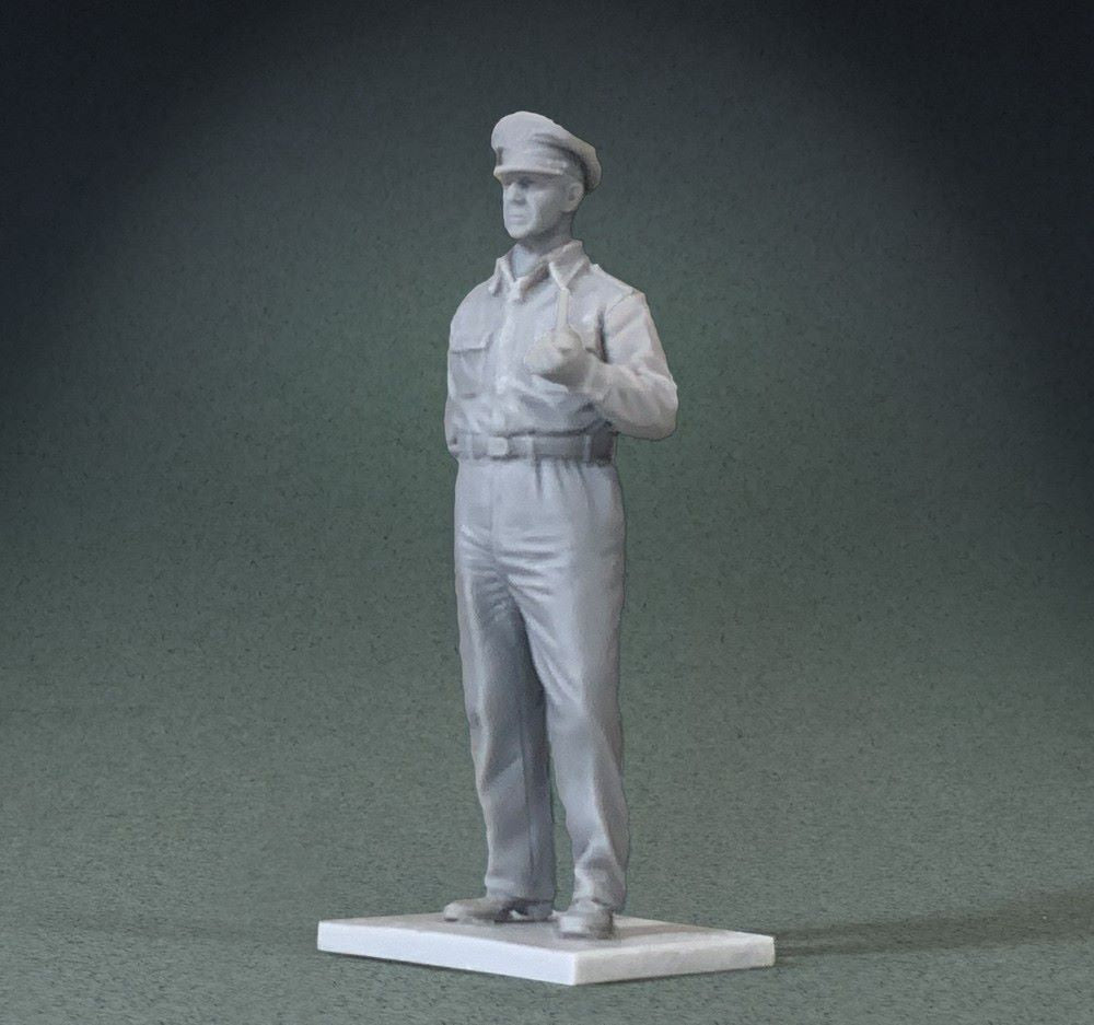 W. BRITAINS TOY SOLDIERS 70024 U.S. GENERAL DOUGLAS MAXARTHUR, 1945 KIT