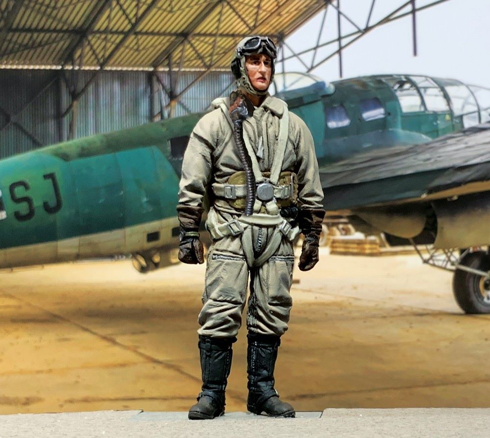 BRITAINS TOY SOLDIERS 70031 WWII GERMAN LUFTWAFFE BOMBER PILOT, 1939-45 KIT