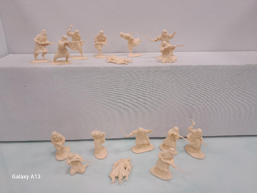 CONTE COLLECTIBLES ARABS TUAREGS SET 1 (16 FIGURES, 8 POSES) CREAM