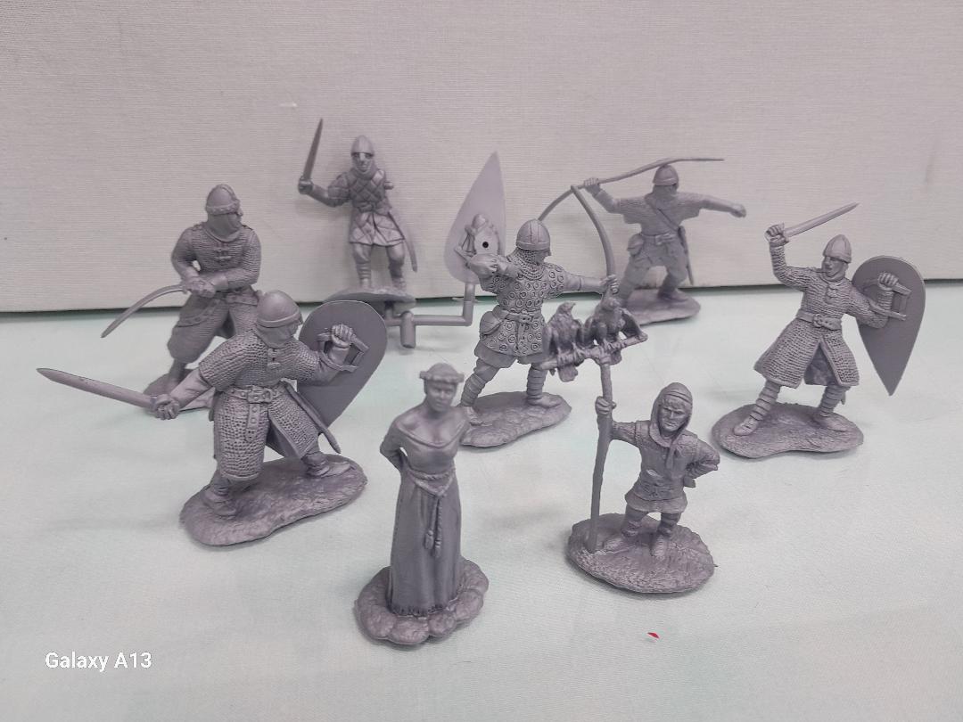 CONTE COLLECTIBLES VIKINGS NORMANS (16 FIGURES, 8 POSES) GREY