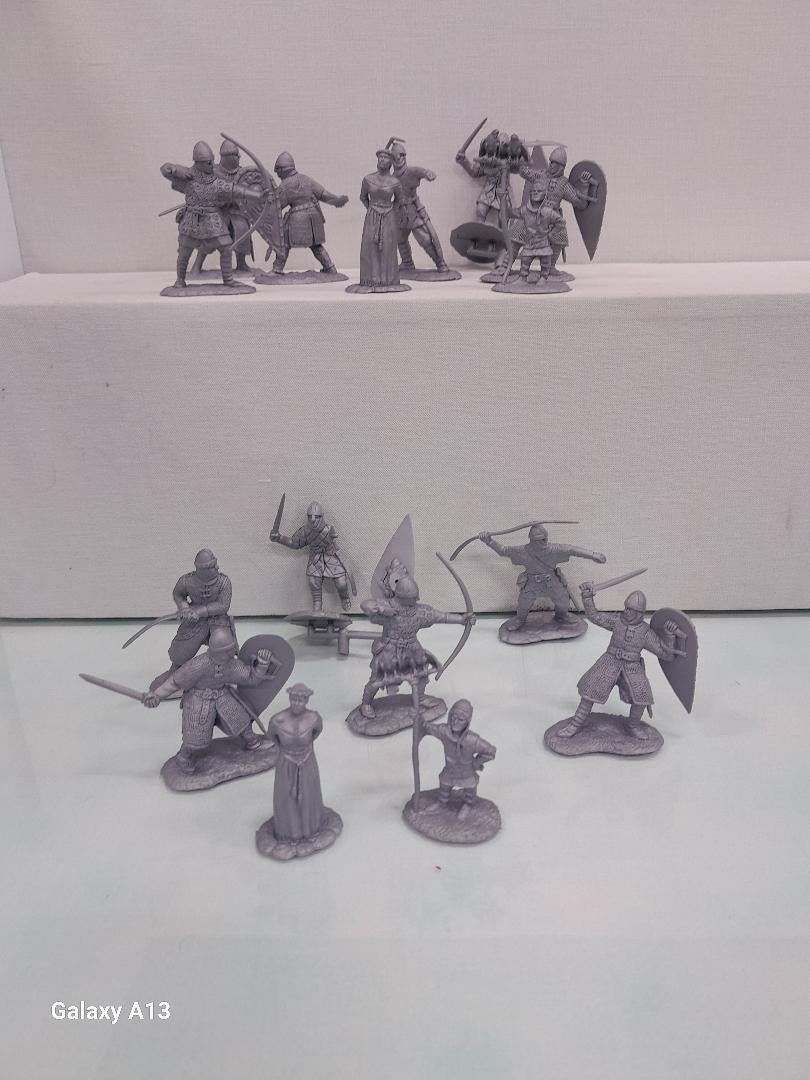 CONTE COLLECTIBLES VIKINGS NORMANS (16 FIGURES, 8 POSES) GREY