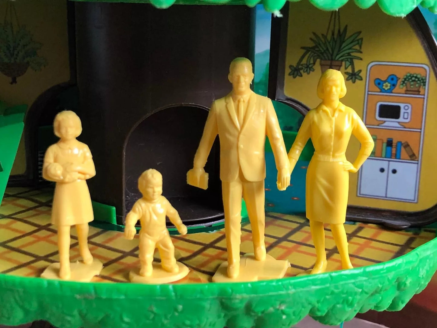 MARX TOYS RECAST 60'S FAMILY PLAYSET- REISSUE 8 FIGURE, 4 POSES-YELLOW