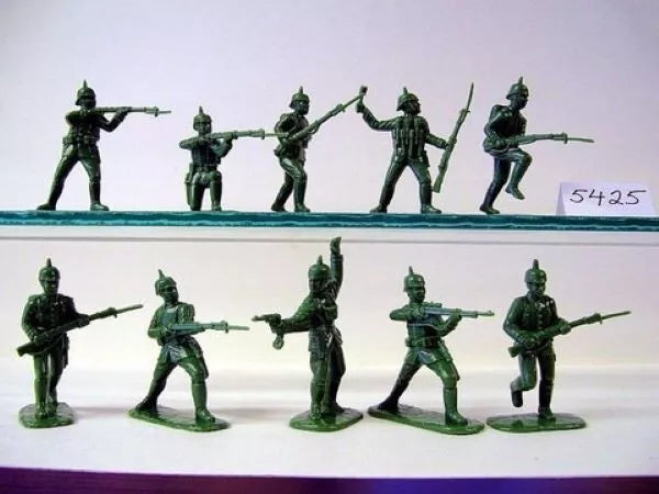 ARMIES IN PLASTIC 5425 WORLD WAR I GERMAN ARMY PICKELHAUBE HELMET 1914-1916