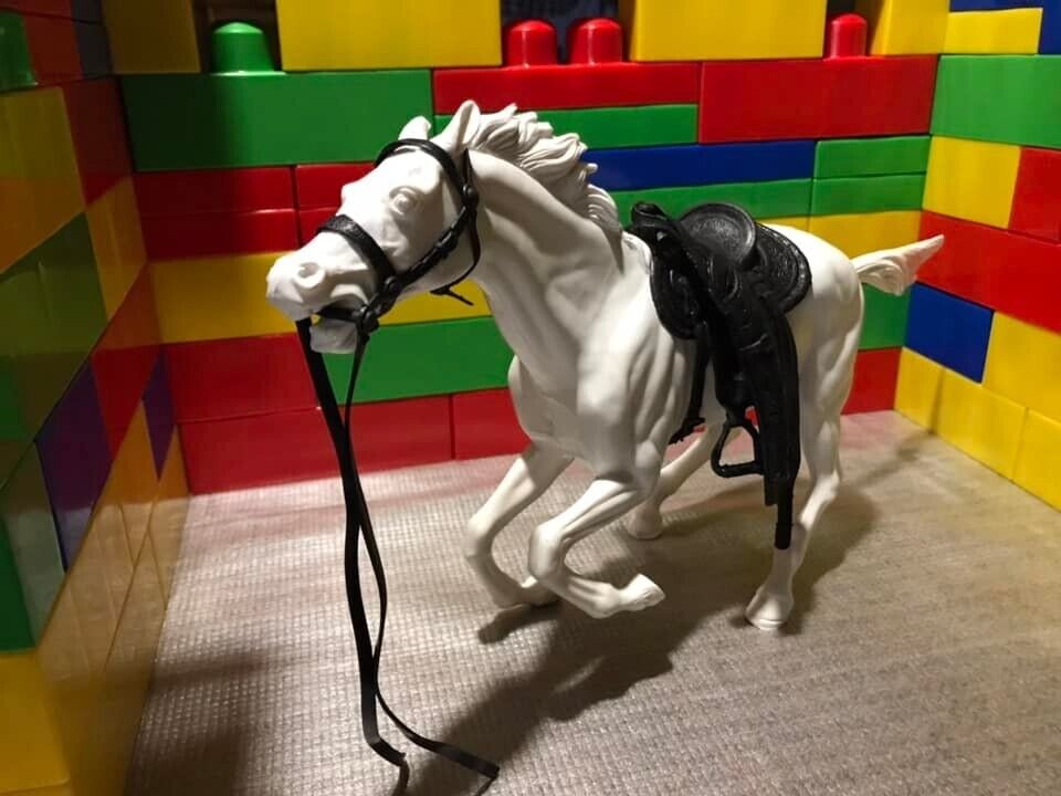 MARX TOYS RECAST 1: 9 HORSE REISSUE WITH FULL TACK RUNNING (WHITE)