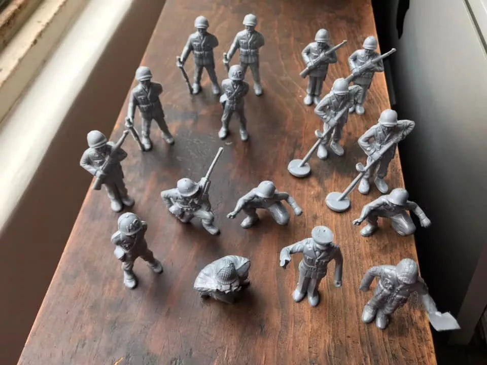 MARX TOYS RECAST 60 MM MILITARY POLICE PLAYSET REISSUE-16 FIGURES- GREY PLASTIC