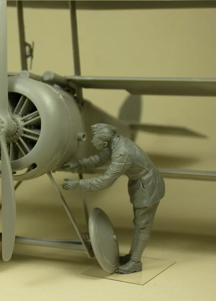 COPPER STATE MODELS CSM F32-026 1:32 WWI RFC AIR MECHANIC CHECKING AEROPLANE