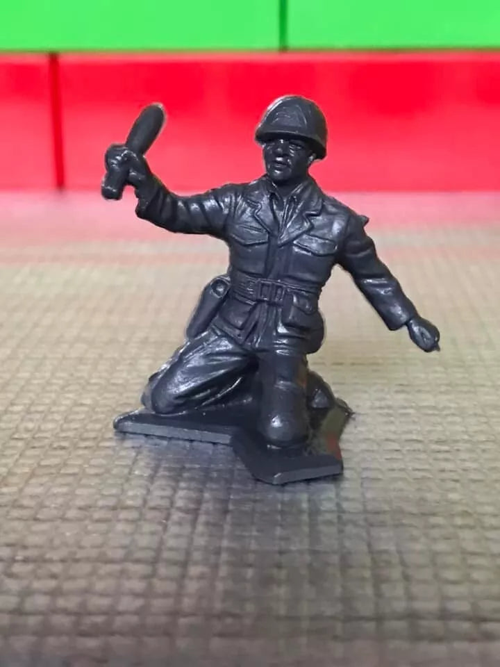 MARX TOYS RECAST 54 MM BATTLE SOLDIERS PLAYSET- 16 FIGURES-GREY