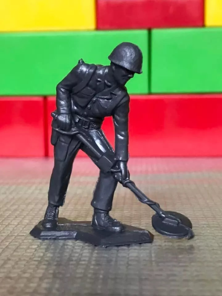 MARX TOYS RECAST 54 MM BATTLE SOLDIERS PLAYSET- 16 FIGURES-GREY