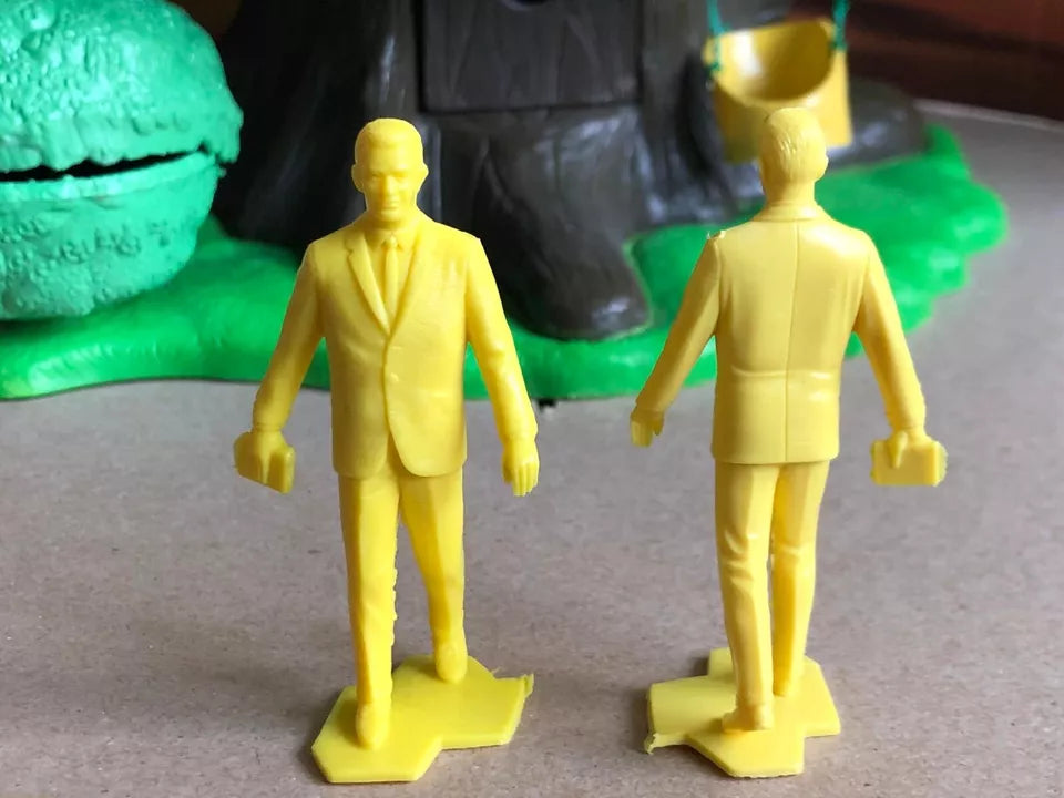 MARX TOYS RECAST 60'S FAMILY PLAYSET- REISSUE 8 FIGURE, 4 POSES-YELLOW