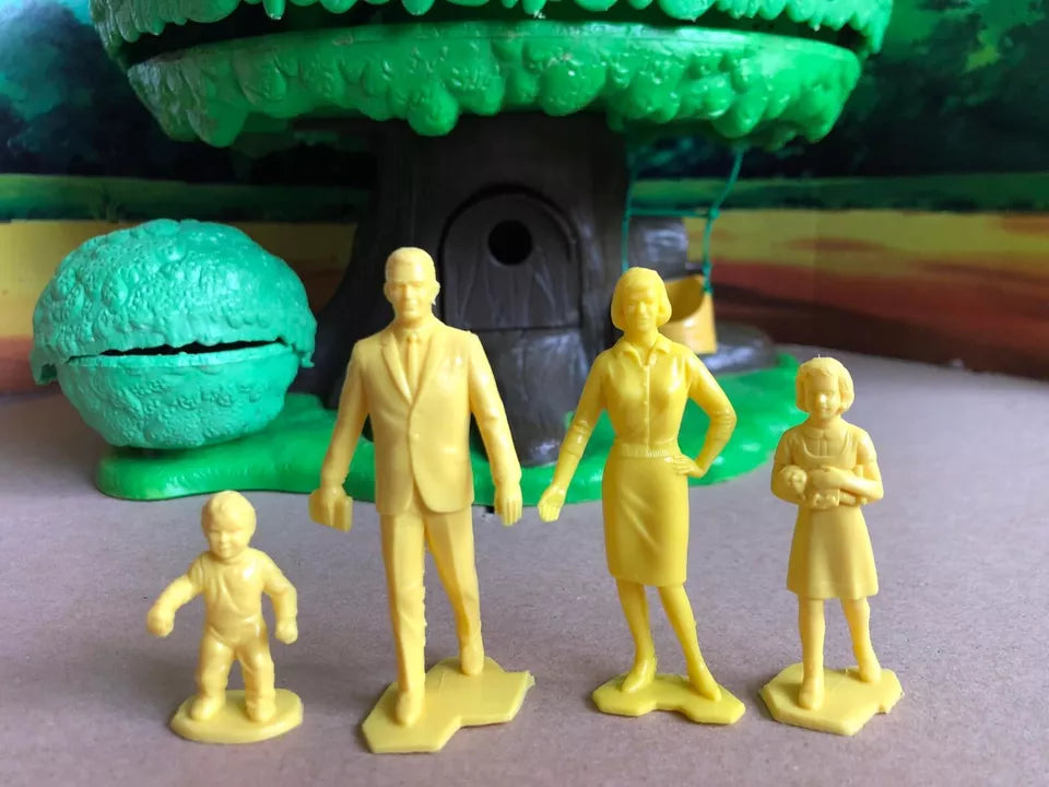MARX TOYS RECAST 60'S FAMILY PLAYSET- REISSUE 8 FIGURE, 4 POSES-YELLOW