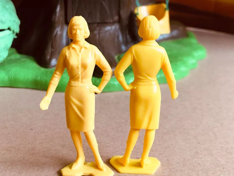MARX TOYS RECAST 60'S FAMILY PLAYSET- REISSUE 8 FIGURE, 4 POSES-YELLOW