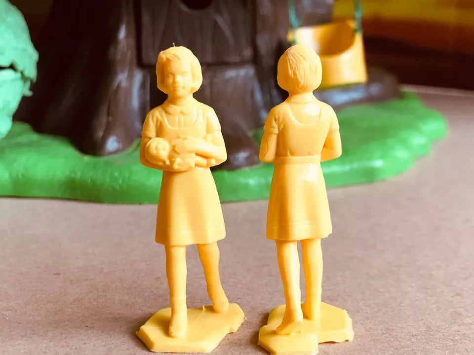 MARX TOYS RECAST 60'S FAMILY PLAYSET- REISSUE 8 FIGURE, 4 POSES-YELLOW