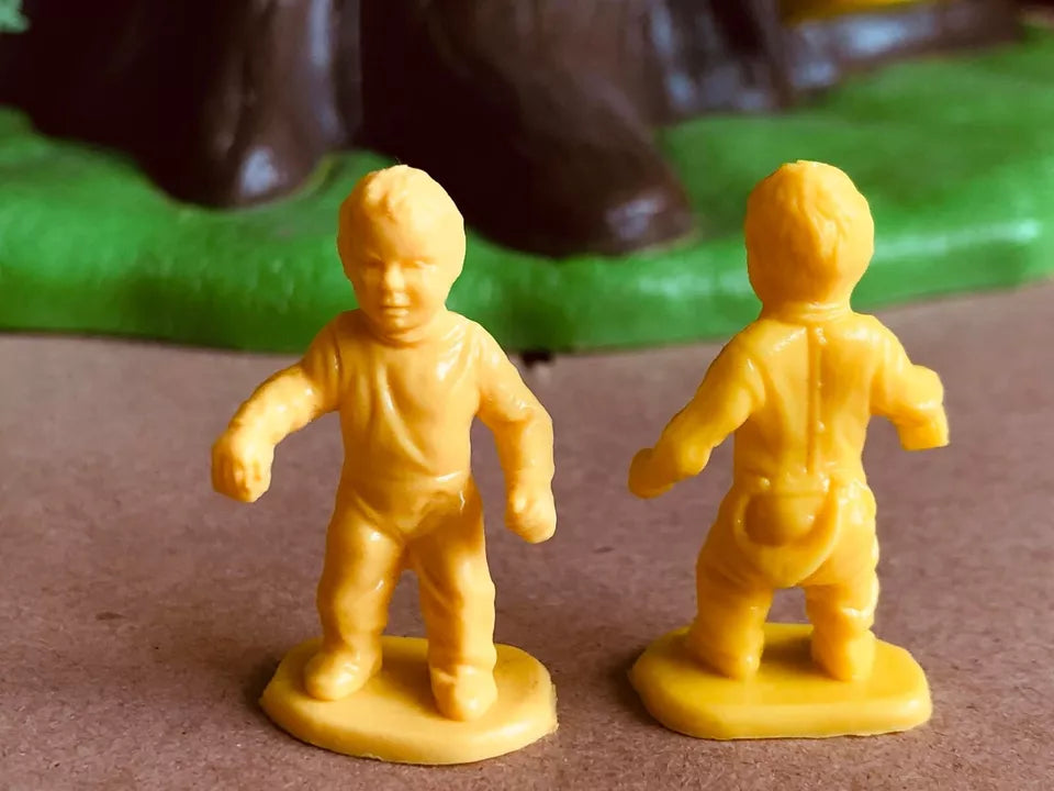 MARX TOYS RECAST 60'S FAMILY PLAYSET- REISSUE 8 FIGURE, 4 POSES-YELLOW