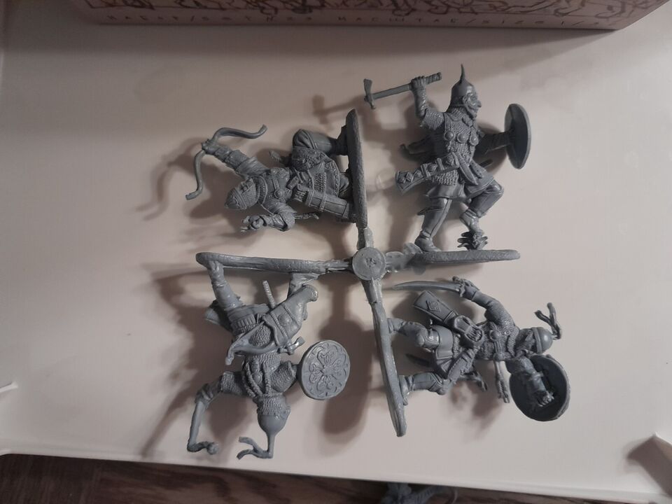 ENGINEER BASEVICH SET 23 NOMAD WARRIORS -12 FIGURES, GREY PLASTIC