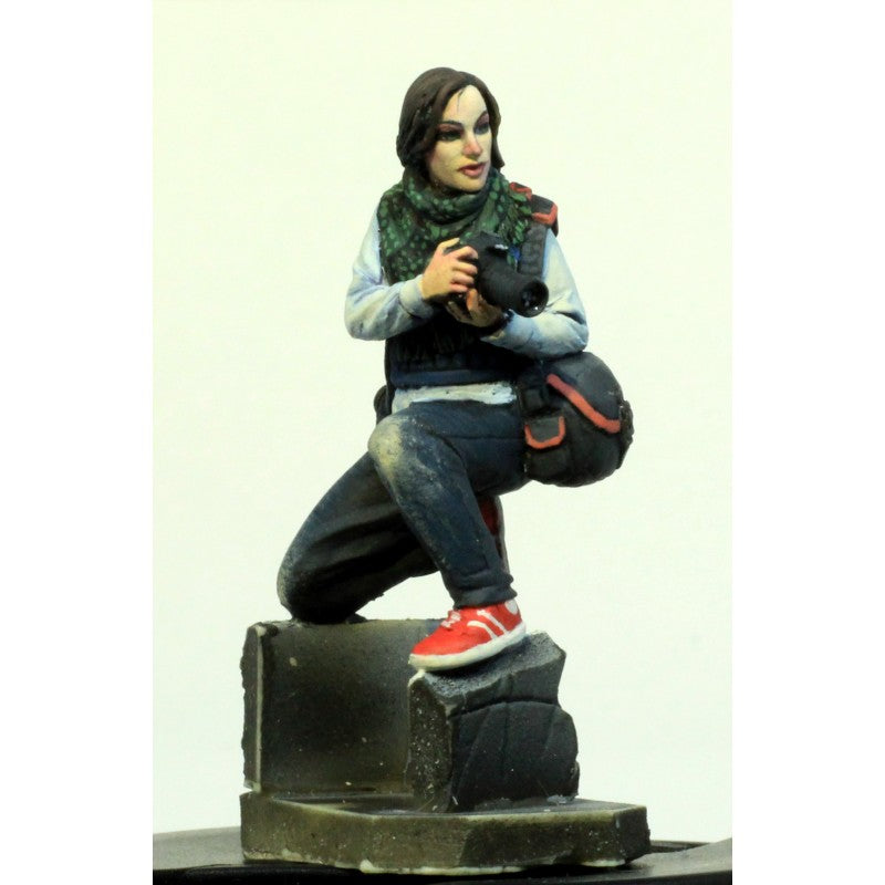 PARACEL MINIATURES 1:35 MODERN SERIES MW3534 WAR REPORTER (1 RESIN FIGURE)