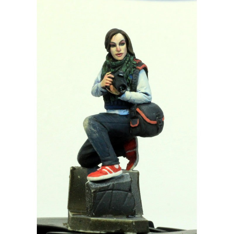 PARACEL MINIATURES 1:35 MODERN SERIES MW3534 WAR REPORTER (1 RESIN FIGURE)