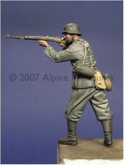 ALPINE MINIATURES 1:35 SET 35008 WWII GERMAN INFANTRY KURSK (1 FIGURE)