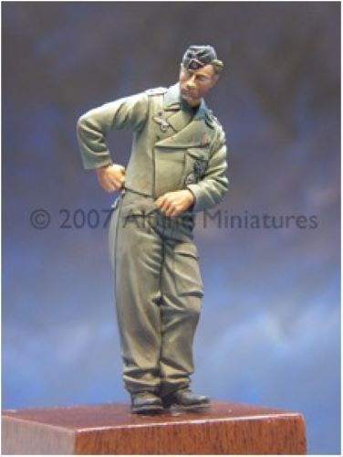 ALPINE MINIATURES 1:35 SET 35015 WWII GERMAN TANKER IN SUMMER (1 FIGURE)