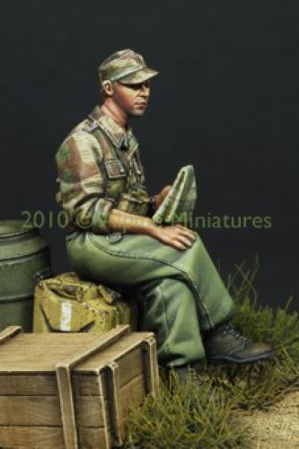 ALPINE MINIATURES 1:35 SET 35099 WWII GERMAN SS PANZER OFFICER IN SUMMER