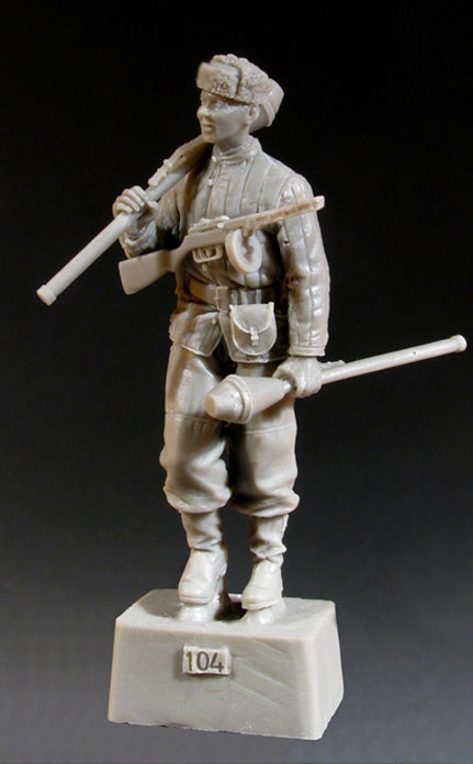 BRAVO *6 35104 WORLD WAR II SOVIET SOLDIER WITH PANZERFAUSTS, 1943-45 (1 FIGURE)