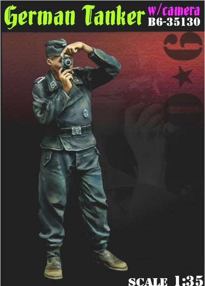 BRAVO*6 35130 WORLD WAR II GERMAN TANKER SOLDIER WITH CAMERA 1 FIGURE