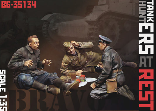 BRAVO *6 35134 WORLD WAR II SOVIET SOLDIERS TANK HUNTERS AT REST (3 FIGURES)