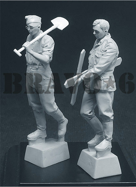 BRAVO*6 35136 WORLD WAR II GERMAN SOLDIERS "CROSS OF WOOD"  (2 FIGURES)