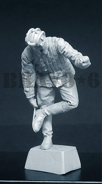 BRAVO *6 35137 WORLD WAR II SOVIET SOLDIER CHERNOZEM (1 FIGURE)