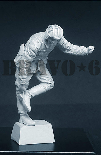 BRAVO *6 35137 WORLD WAR II SOVIET SOLDIER CHERNOZEM (1 FIGURE)