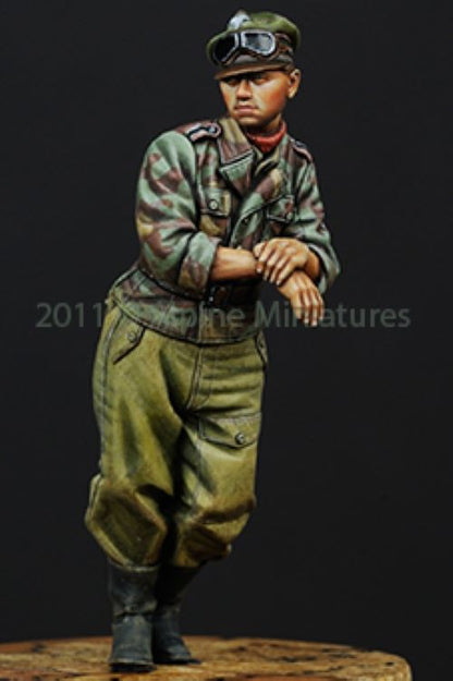 ALPINE MINIATURES 1:35 SET 35145 WWII GERMAN WSS AFV CREW LEANING (1 FIGURE)